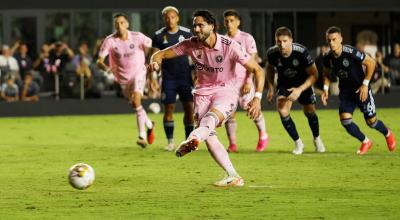 Leonardo Campana del Inter Miami al patear el penal ante Sporting KC, el 9 de septiembre de 2023.