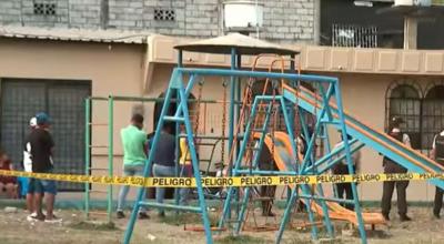 Vista frontal del parque y de la vivienda donde ocurrió el crimen del niño Néstor, en Durán, el 11 de septiembre de 2023. 