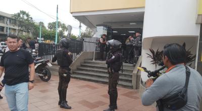 Personal policial en los exteriores de una entidad bancaria en Urdesa, norte de Guayaquil, el 11 de septiembre de 2023. 