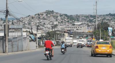 Vista de los cerros y del ingreso a Nueva Prosperina, el distrito más violento y plagado de bandas delictivas en el noroeste de Guayaquil. 
