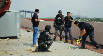 Personal policial en el techo de la cárcel La Roca, tras la detonación de un dron explosivo, este 12 de septiembre de 2023. 