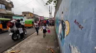 Imagen referencial de la salida de una escuela en la parroquia Pascuales, al norte de Guayaquil, uno de los sectores más afectados por la extorsión.