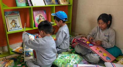 Imagen referencial. Tres niños en una escuela fiscal de Ecuador. 