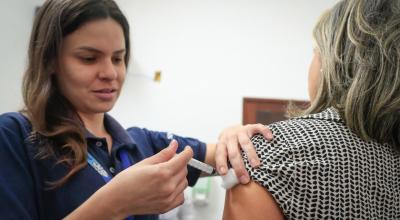 Una enfermera aplica una vacuna contra el Covid-19, el 12 de septiembre de 2023 en Brasil.