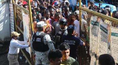 Migrantes hacen fila para regularizar su documentación, en el municipio de Tapachula, estado de Chiapas (México) el 12 de septiembre de 2023.