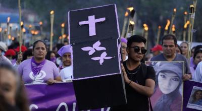 Colectivos marchan en Quito en la conmemoración del primer año del femicidio de María Belén Bernal, el 11 de septiembre de 2023.