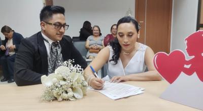 Una pareja contrae matrimonio en el Registro Civil de Quito, en septiembre de 2022.