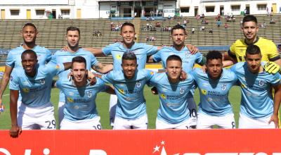 Los futbolistas de Universidad Católica se forman antes de enfrentar a El Nacional, en Quito, el 2 de agosto de 2023.