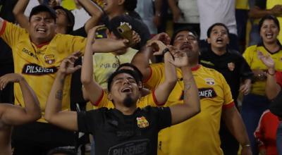 Hinchas de Barcelona alientan a su club, el viernes 18 de agosto de 2023 en el estadio Banco Pichincha.