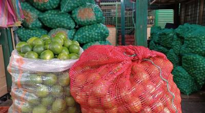 Un puesto de comercialización de limones en el mercado El Arenal, en Cuenca, el 13 de septiembre de 2023.