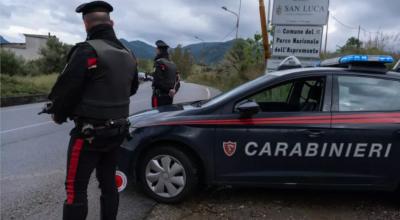 Imagen referencial. Un carabinero de Italia en un operativo contra la mafia, en mayo de 2023. 