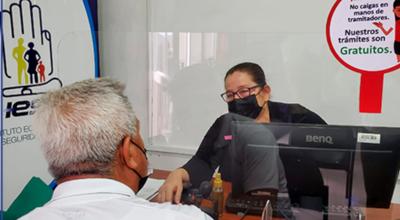 Atención a jubilados en un centro de atención del IESS, en Portoviejo, el 7 de junio de 2023.