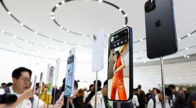 Periodistas y espectadores toman fotografías del nuevo iPhone 15 en Apple Park, California, el 12 de septiembre de 2023. 