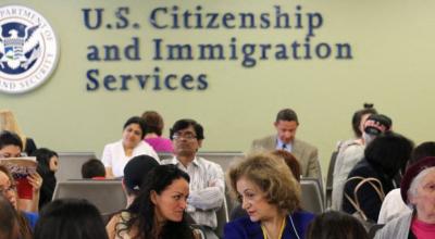 Inmigrantes esperan su turno para tramitar la residencia permanente o 'green card' en Queens, Nueva York, Estados Unidos.