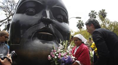 l alcalde de Medellín, Daniel Quintero, coloca ofrendas florales en la escultura "Cabeza" del maestro Fernando Botero, en Medellín, Colombia, el 15 de septiembre de 2023. 