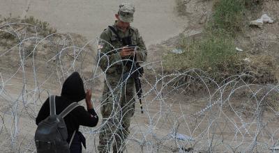 Un migrante permanece a un costado de la frontera con Estados Unidos vigilada por personal de la Guardia Nacional el 13 de septiembre de 2023, en Ciudad Juárez, México.