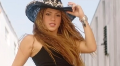Shakira, de 46 años, luce un traje estilo norteño de color negro en el nuevo video 'El Jefe'.