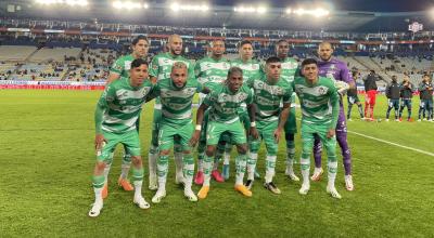 Los jugadores del Santos Laguna posan antes del partido contra Pachuca, por la liga mexicana, el 18 de septiembre de 2023.