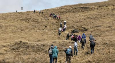 Personas en las lagunas de Quimsacocha, en Azuay, en una romería por la sentencia sobre la consulta previa y ambiental para el proyecto minero Loma Larga, el 16 de septiembre de 2023.