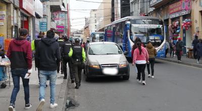 Agentes de la Policía recorren en centro de Ambato para controlar el orden público. 