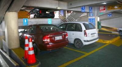 Dos autos permanecen estacionados en el parqueadero Montúfar, de Quito, el 22 de septiembre de 2023.
