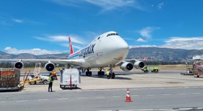 Un avión en la pista del aeropuerto Mariscal Sucre de Quito, el 30 de agosto de 2023.