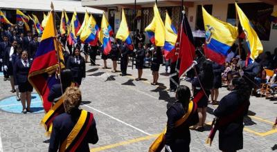 Estudiantes de la UE Municipal Antonio José de Sucre en un acto de jura de la bandera.