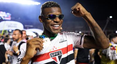 Robert Arboleda celebrando el título de la Copa de Brasil.