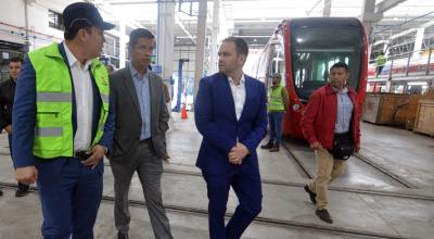 El alcalde de Cuenca, Cristian Zamora, en un recorrido al patio taller del tranvía, el 4 de septiembre de 2023.