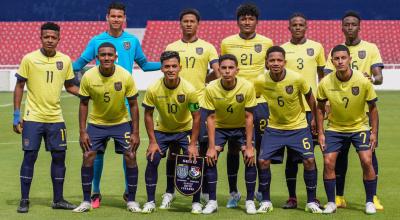 Los seleccionados Sub 17 de Ecuador posan antes de un partido amistoso ante Panamá en Quito, el 23 de septiembre.