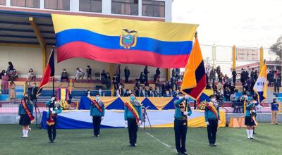 Estudiantes participan en el juramento a la bandera.