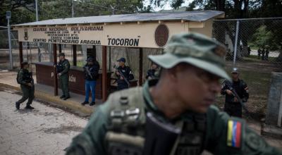 Militares durante un operativo en la entrada del centro penitenciario Tocorón, en Tocorón (Venezuela), el 23 de septiembre de 2023. El ministro de Interior y Justicia de Venezuela, Remigio Ceballos, negó que haya habido "negociación alguna" con las bandas criminales, entre ellas la transnacional Tren de Aragua.