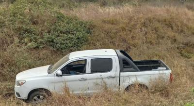 La camioneta donde se trasladaba un hombre asesinado, junto a su hijo, en Posorja, Guayas, el 27 de septiembre de 2023. 