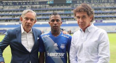 José Pileggi (i), presidente de Emelec, junto a Miller Bolaños y Jorge Bonnard.