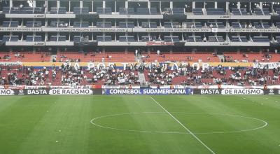 La bandera de Va por ti EcUador, en el estadio Rodrigo Paz Delgado, el 27 de septiembre de 2023.