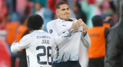 Paolo Guerrero festeja en el partido de Liga ante Defensa y Justicia, el 27 de septiembre de 2023.