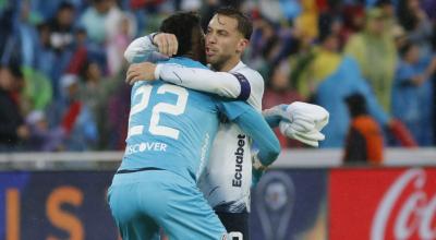 Alexander Domínguez y Ezequiel Piovi se abrazan en el partido ante Defensa y Justicia, por la Copa Sudamericana, el 27 de septiembre de 2023.