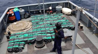 Imagen referencial. Personal de la Armada junto a droga decomisada en alta mar, Manta, 15 de septiembre de 2023. 