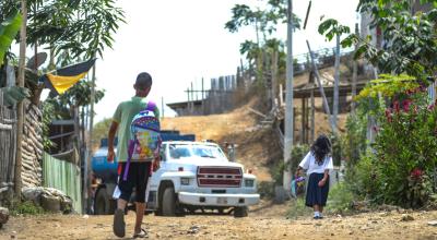 Dos niños caminan por un barrio de Monte Sinaí, noroeste de Guayaquil, en julio de 2022. 