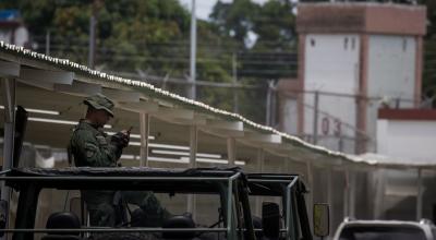 Fotografía que muestra militares mientras realizan trabajos de demolición en un operativo en el centro penitenciario Tocorón, el 23 de septiembre de 2023. 