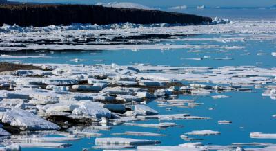 Imagen referencial. Vista frontal de unos icebergs flotando en la bahía Baffin, en el océano Ártico, en julio de 2022. 