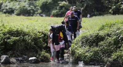 Una familia camina, el 18 de agosto de 2023, en el sector de Cañas Blancas en la selva del Darién.