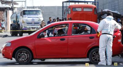 Criminalística levanta indicios tras un asesinato al estilo sicariato en el sector Los Helechos, de Durán, el 19 de septiembre del 2023. 