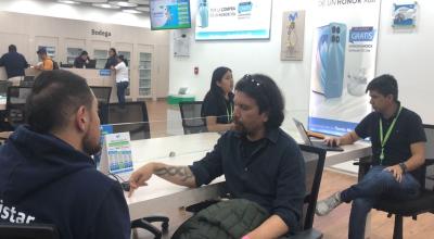 Un cliente solicita información en un centro de servicio de la operadora Movistar, en Quito. 