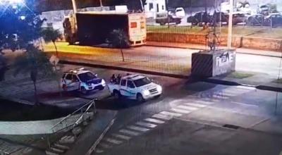 Momentos en que los policías fueron víctimas de un ataque de delincuentes armados en el noroeste de Guayaquil, el 29 de septiembre de 2023. 