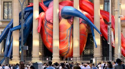 Una instalación gigante titulada 'El Corazón Secreto', se colocó en el ingreso del hospital Barcelona, España, el 28 de septiembre de 2023.