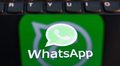 Ilustración del logo de WhatsApp sobre un computador, el 11 de abril de 2023. 