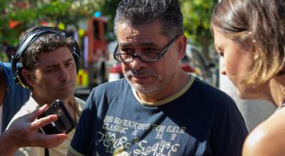 El padre de la ecuatoriana desaparecida en el incendio de Murcia atiende a la prensa.