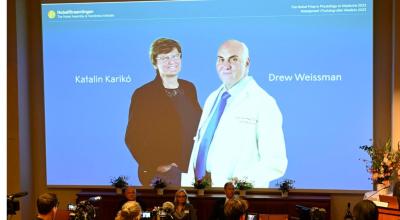 Los miembros de la Academia anuncian a los ganadores del Nobel de Medicina, Katalin Kariko y Drew Weissman.