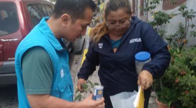 Hasta ahora, la estrategia de Ecuador para combatir el dengue ha sido controlar los focos del mosquito transmisor en la Costa, como ocurrió en un barrio de Guayaquil, el 30 de septiembre de 2023.